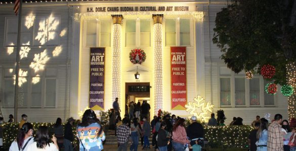 The Christmas light decorations of the H.H. Dorje Chang Buddha III Cultural and Art Museum building attracted a large number of local residents. (Photo by David McCarty)