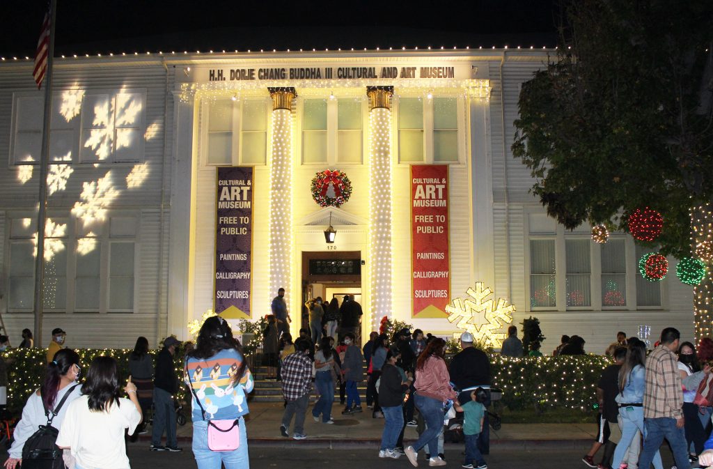 The Christmas light decorations of the H.H. Dorje Chang Buddha III Cultural and Art Museum building attracted a large number of local residents. (Photo by David McCarty)
