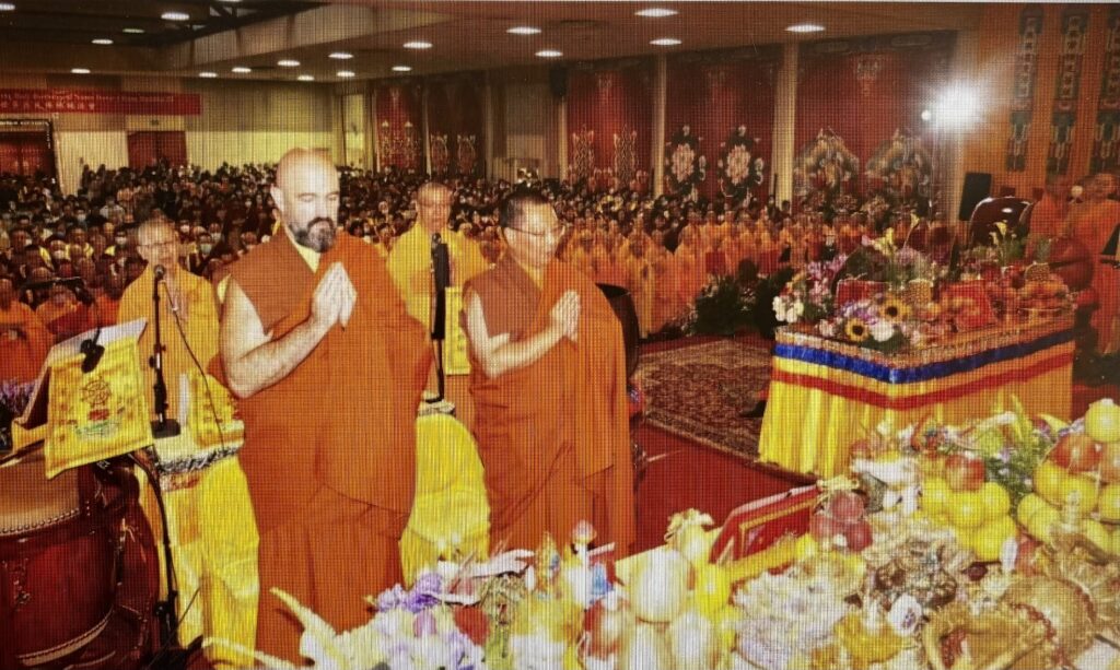 Photo of Venerable Mozhi and Venerable Tsemang guided the congregation in the Dharma Assembly.