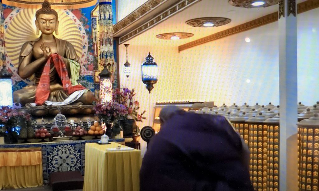 Wangzha Shangzun doing prostrations before Dipkankara Buddha at the Holy Miracles Temple.