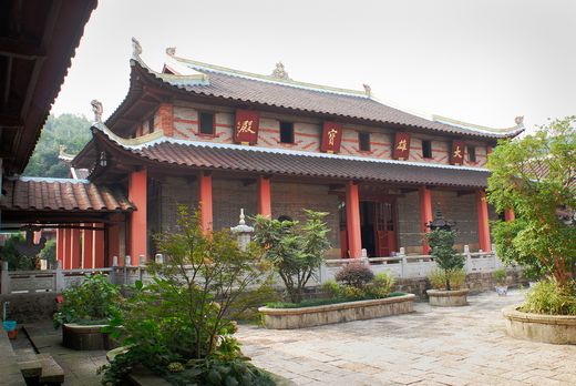 Photo of Daxiong Baodian,Mahavira (Great Hero) Treasure Hall at the Zhen Ru Chan Temple, Jiangxi, China.