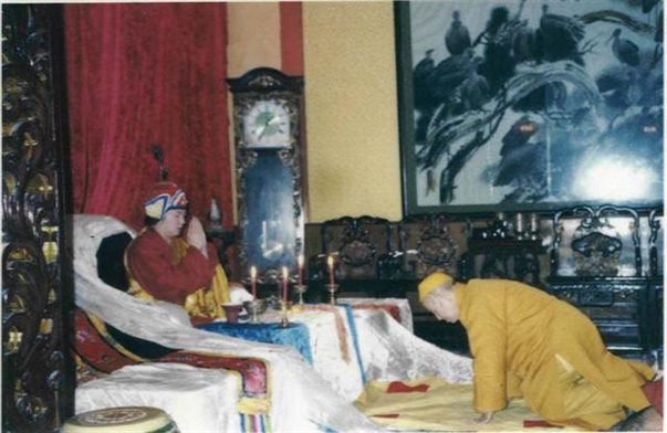 Photo of Dharma Master Qing Ding paying homage to H.H. Dorje Chang Buddha III. 